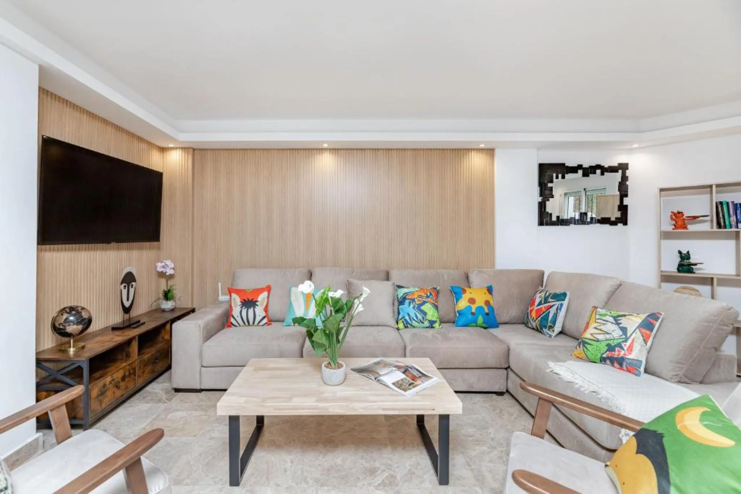 We present this fantastic, newly renovated house located in Los Naranjos, Marbella, next to Puerto Banús. It boasts an excellent location, just a few minutes' drive from the beach or the center of Marbella.