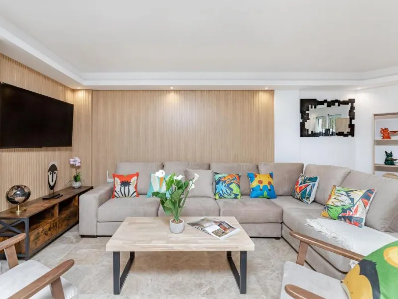 We present this fantastic, newly renovated house located in Los Naranjos, Marbella, next to Puerto Banús. It boasts an excellent location, just a few minutes' drive from the beach or the center of Marbella.
