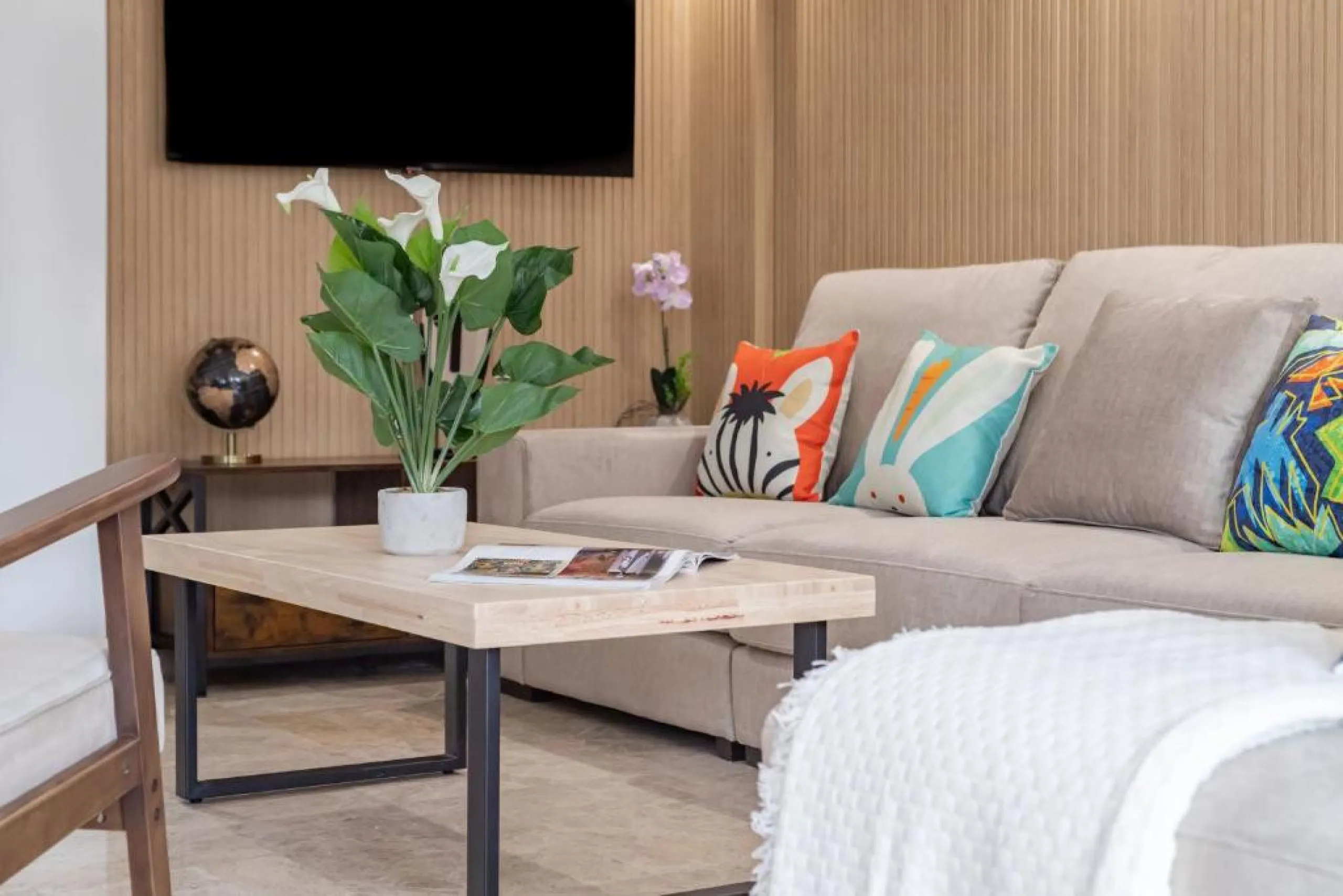 We present this fantastic, newly renovated house located in Los Naranjos, Marbella, next to Puerto Banús. It boasts an excellent location, just a few minutes' drive from the beach or the center of Marbella.