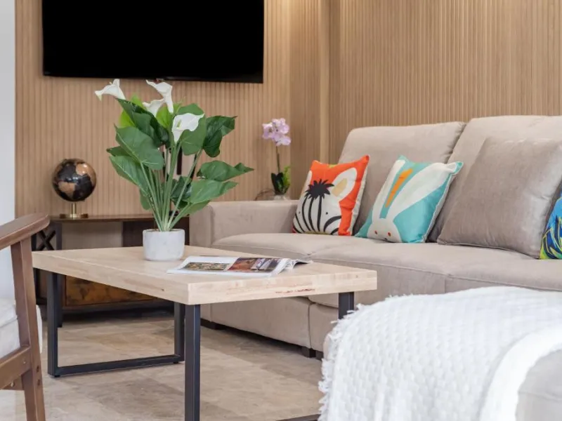 We present this fantastic, newly renovated house located in Los Naranjos, Marbella, next to Puerto Banús. It boasts an excellent location, just a few minutes' drive from the beach or the center of Marbella.