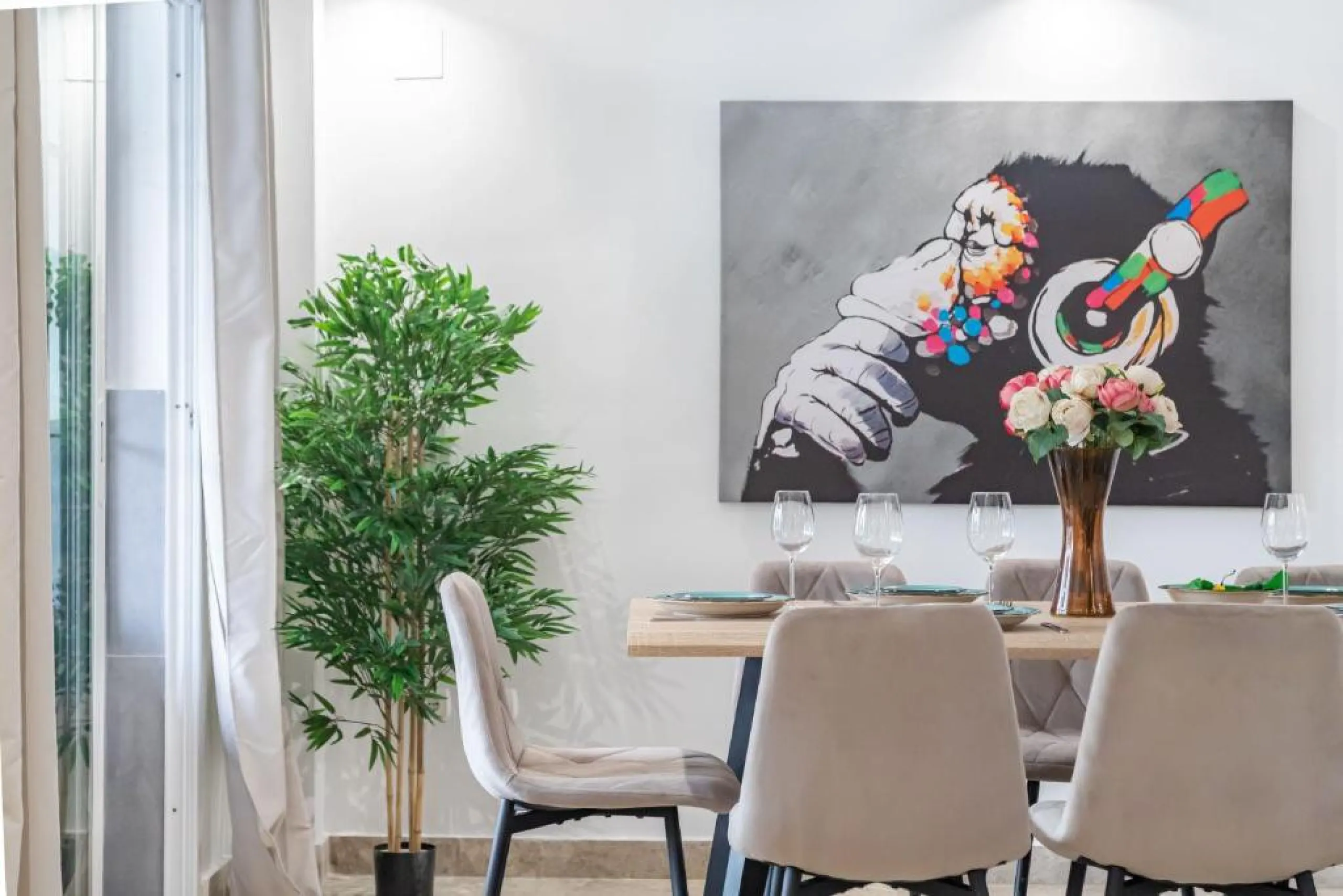 We present this fantastic, newly renovated house located in Los Naranjos, Marbella, next to Puerto Banús. It boasts an excellent location, just a few minutes' drive from the beach or the center of Marbella.