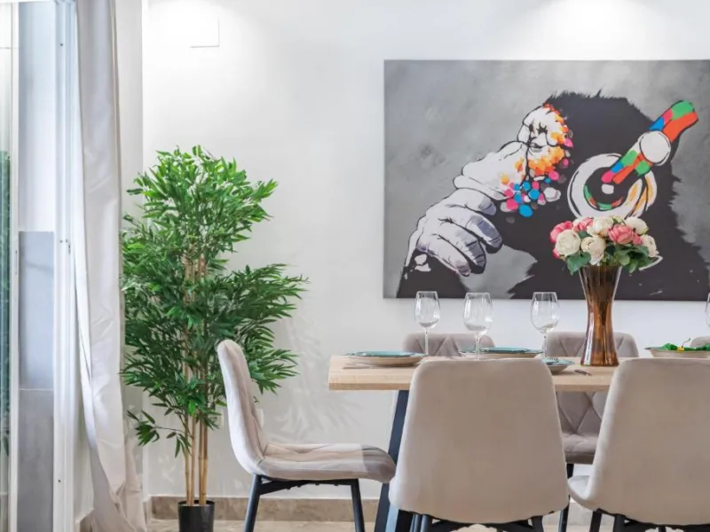 We present this fantastic, newly renovated house located in Los Naranjos, Marbella, next to Puerto Banús. It boasts an excellent location, just a few minutes' drive from the beach or the center of Marbella.