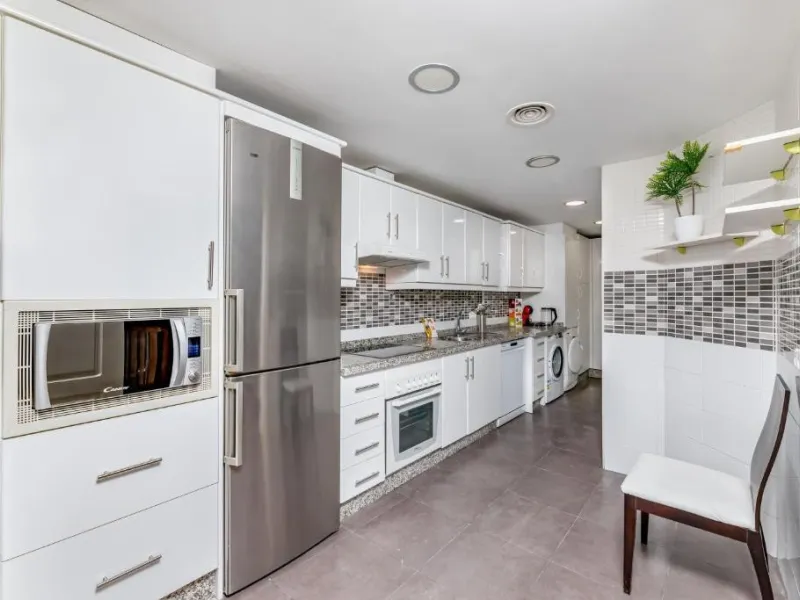 We present this fantastic, newly renovated house located in Los Naranjos, Marbella, next to Puerto Banús. It boasts an excellent location, just a few minutes' drive from the beach or the center of Marbella.