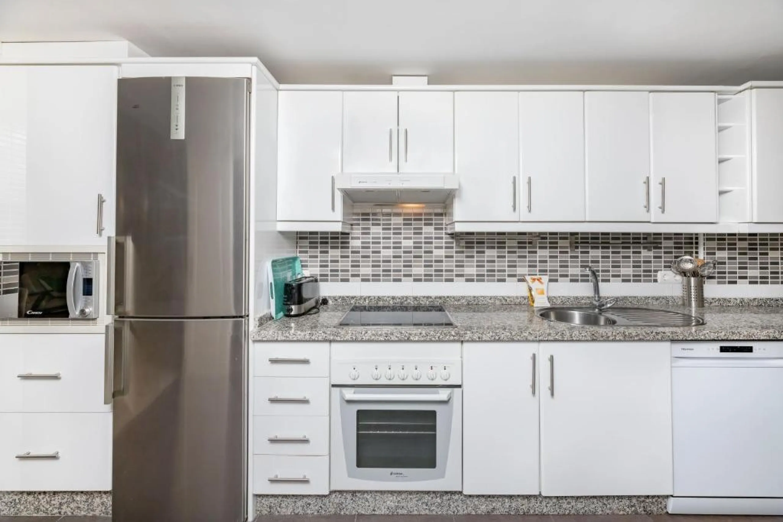 We present this fantastic, newly renovated house located in Los Naranjos, Marbella, next to Puerto Banús. It boasts an excellent location, just a few minutes' drive from the beach or the center of Marbella.