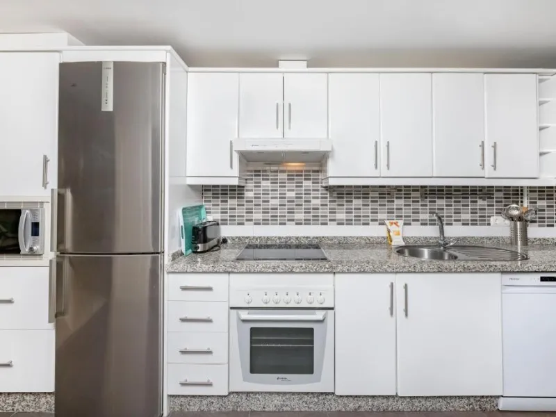 We present this fantastic, newly renovated house located in Los Naranjos, Marbella, next to Puerto Banús. It boasts an excellent location, just a few minutes' drive from the beach or the center of Marbella.