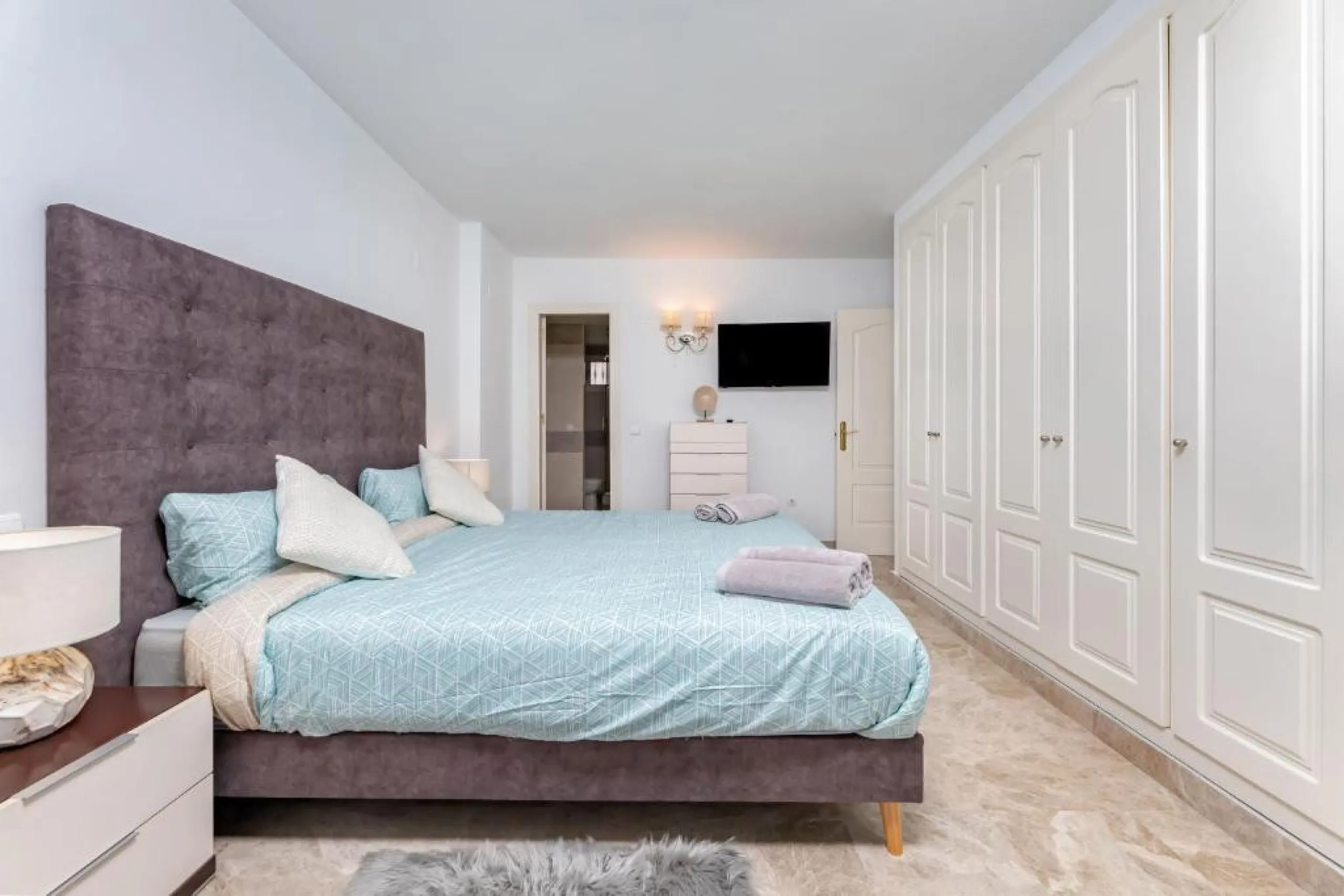 We present this fantastic, newly renovated house located in Los Naranjos, Marbella, next to Puerto Banús. It boasts an excellent location, just a few minutes' drive from the beach or the center of Marbella.