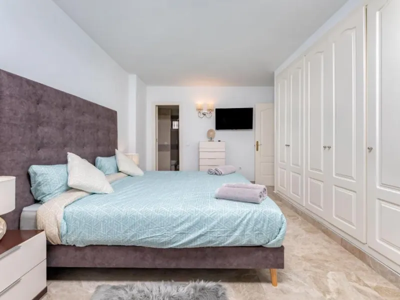 We present this fantastic, newly renovated house located in Los Naranjos, Marbella, next to Puerto Banús. It boasts an excellent location, just a few minutes' drive from the beach or the center of Marbella.