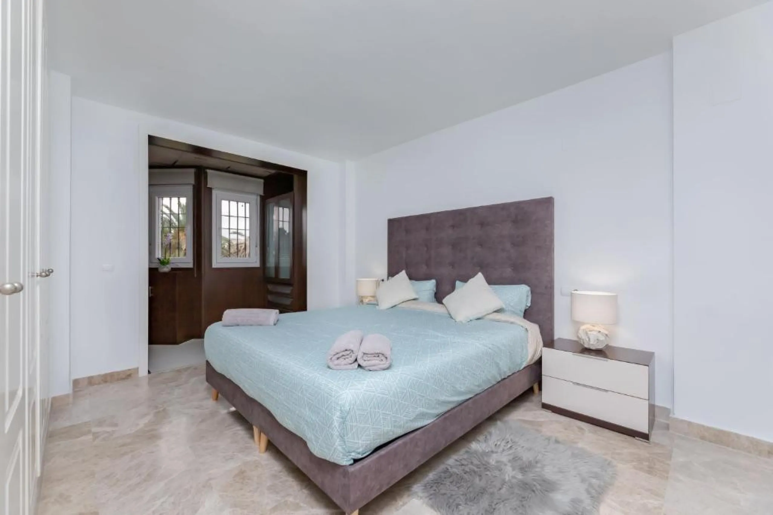 We present this fantastic, newly renovated house located in Los Naranjos, Marbella, next to Puerto Banús. It boasts an excellent location, just a few minutes' drive from the beach or the center of Marbella.