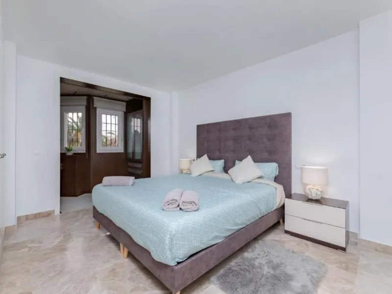 We present this fantastic, newly renovated house located in Los Naranjos, Marbella, next to Puerto Banús. It boasts an excellent location, just a few minutes' drive from the beach or the center of Marbella.