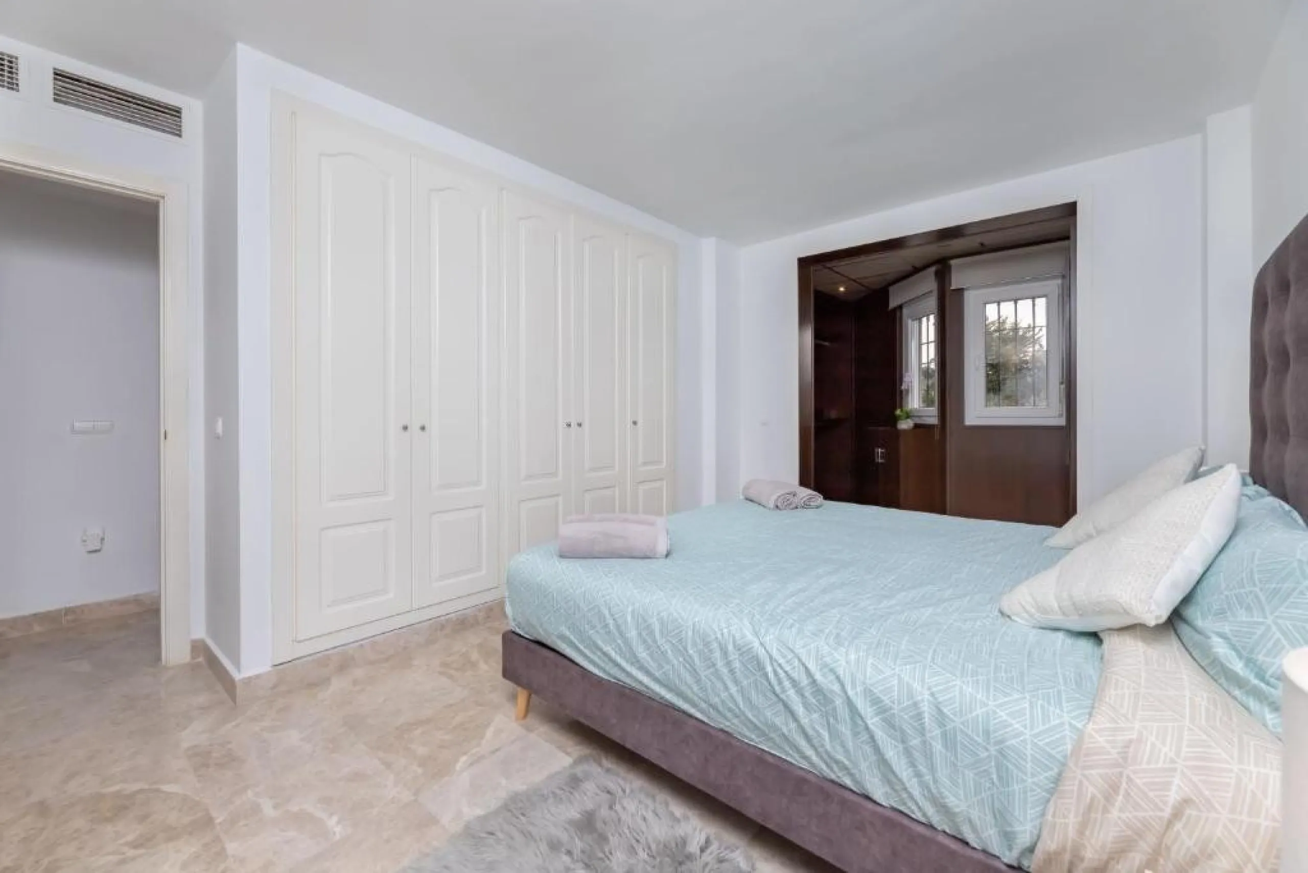 We present this fantastic, newly renovated house located in Los Naranjos, Marbella, next to Puerto Banús. It boasts an excellent location, just a few minutes' drive from the beach or the center of Marbella.