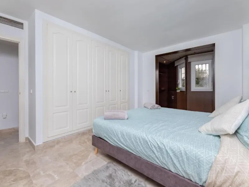 We present this fantastic, newly renovated house located in Los Naranjos, Marbella, next to Puerto Banús. It boasts an excellent location, just a few minutes' drive from the beach or the center of Marbella.