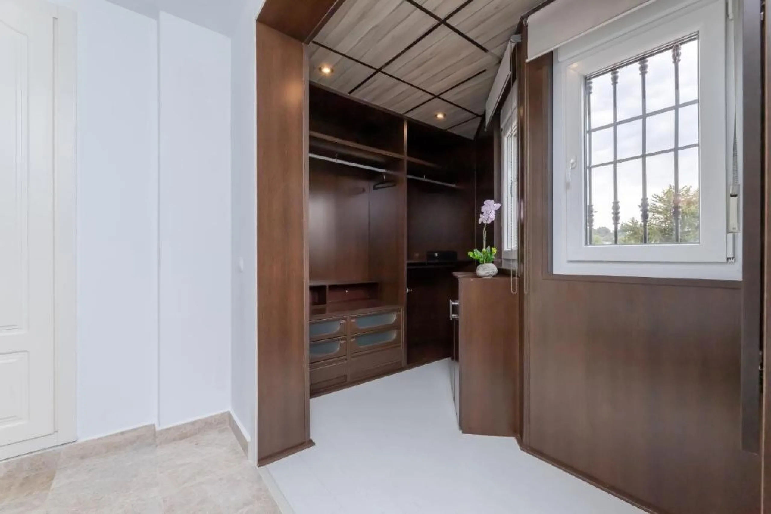 We present this fantastic, newly renovated house located in Los Naranjos, Marbella, next to Puerto Banús. It boasts an excellent location, just a few minutes' drive from the beach or the center of Marbella.