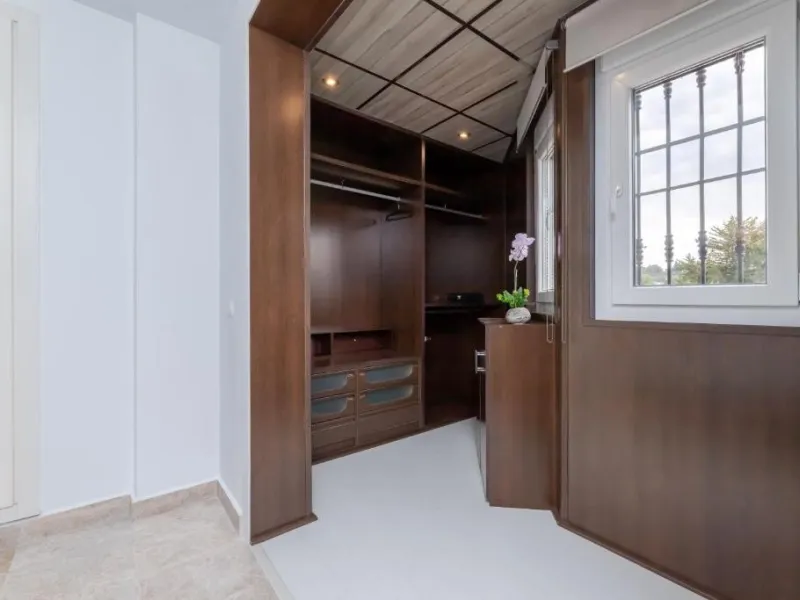 We present this fantastic, newly renovated house located in Los Naranjos, Marbella, next to Puerto Banús. It boasts an excellent location, just a few minutes' drive from the beach or the center of Marbella.