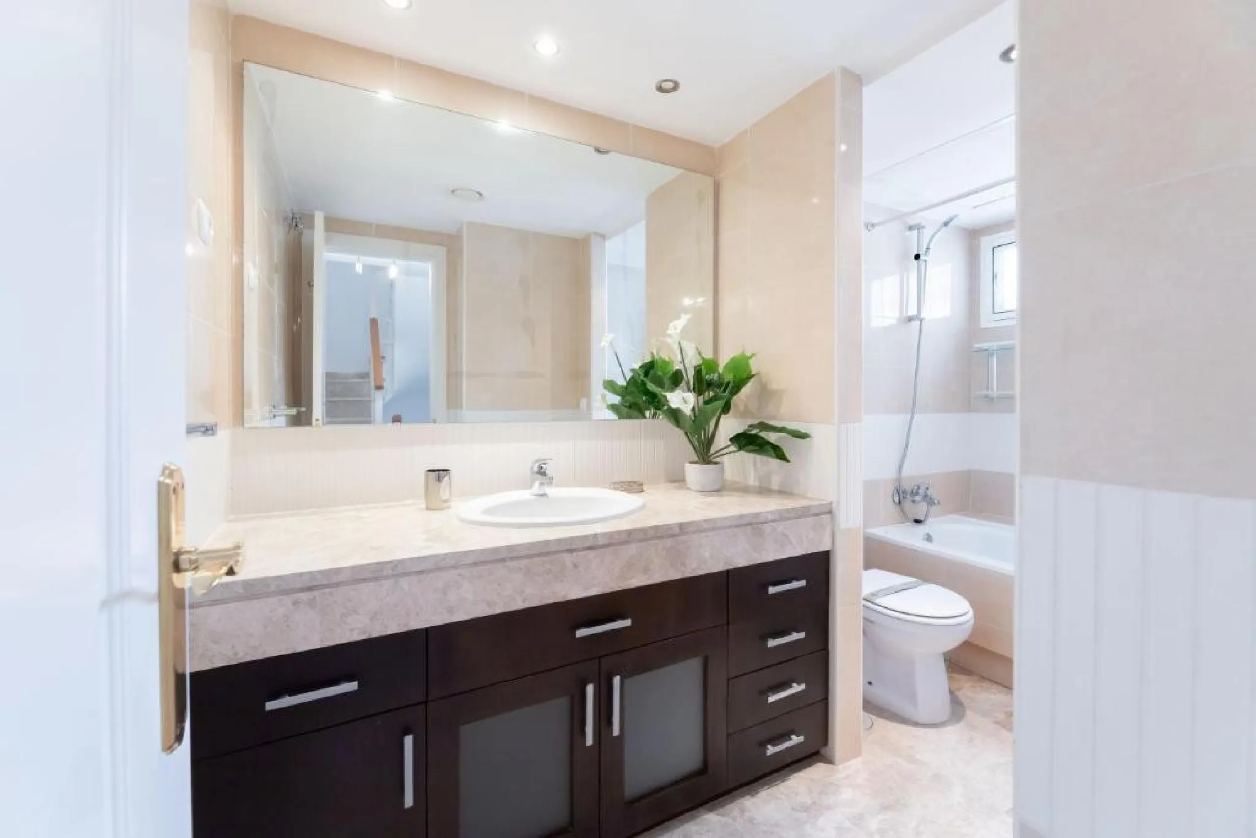 We present this fantastic, newly renovated house located in Los Naranjos, Marbella, next to Puerto Banús. It boasts an excellent location, just a few minutes' drive from the beach or the center of Marbella.
