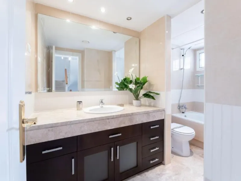 We present this fantastic, newly renovated house located in Los Naranjos, Marbella, next to Puerto Banús. It boasts an excellent location, just a few minutes' drive from the beach or the center of Marbella.
