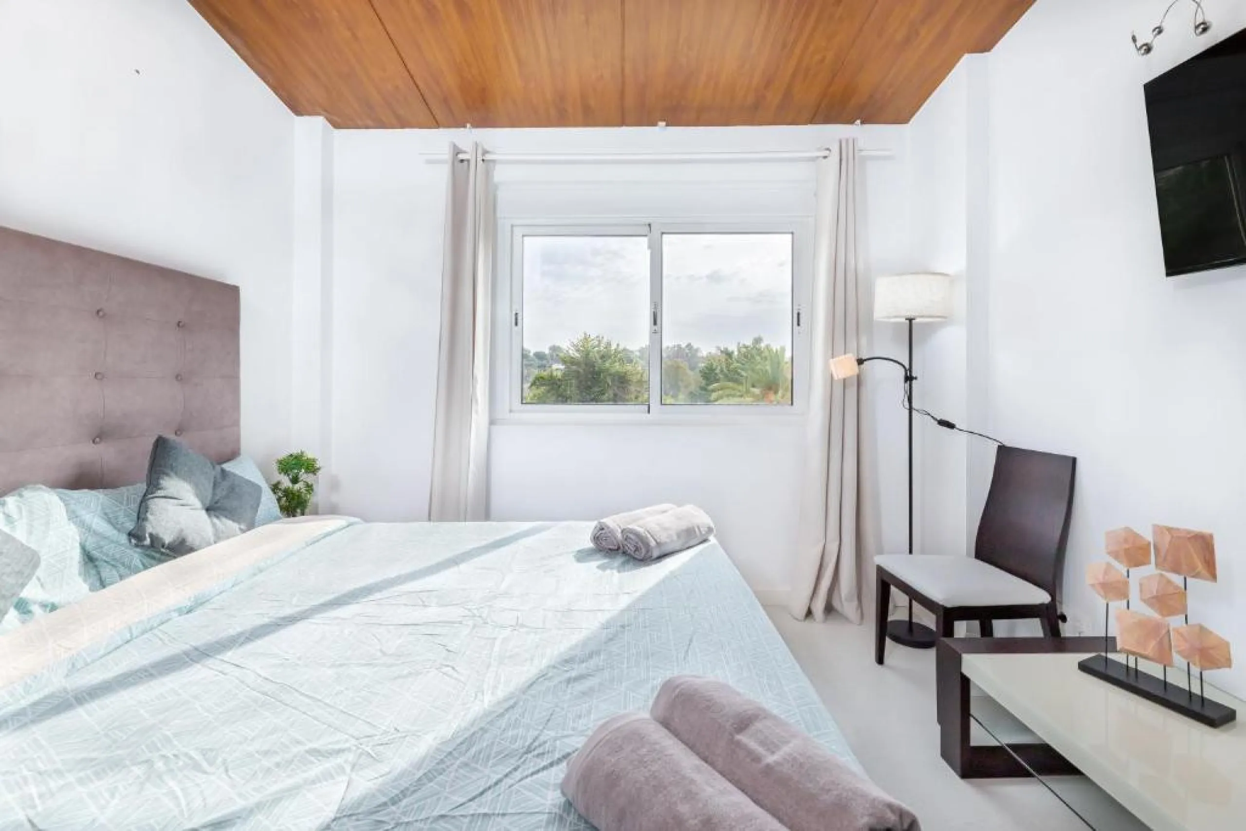We present this fantastic, newly renovated house located in Los Naranjos, Marbella, next to Puerto Banús. It boasts an excellent location, just a few minutes' drive from the beach or the center of Marbella.