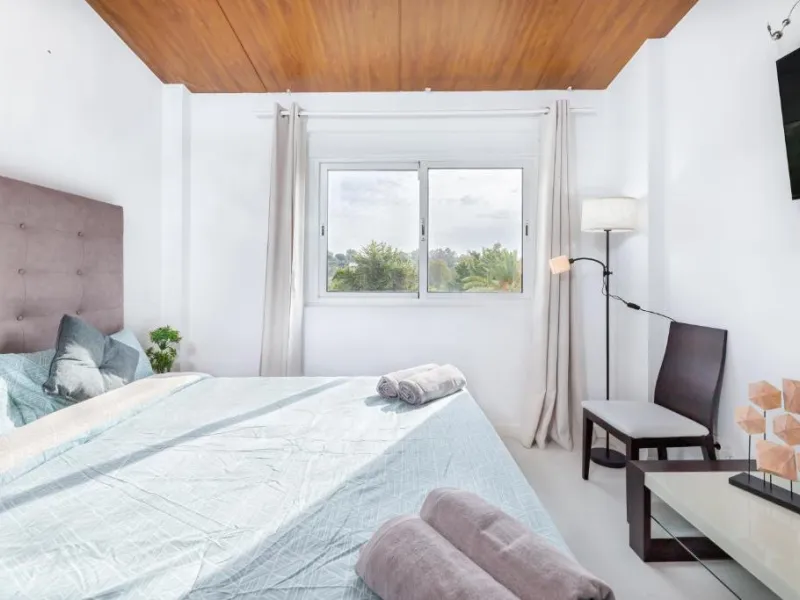 We present this fantastic, newly renovated house located in Los Naranjos, Marbella, next to Puerto Banús. It boasts an excellent location, just a few minutes' drive from the beach or the center of Marbella.