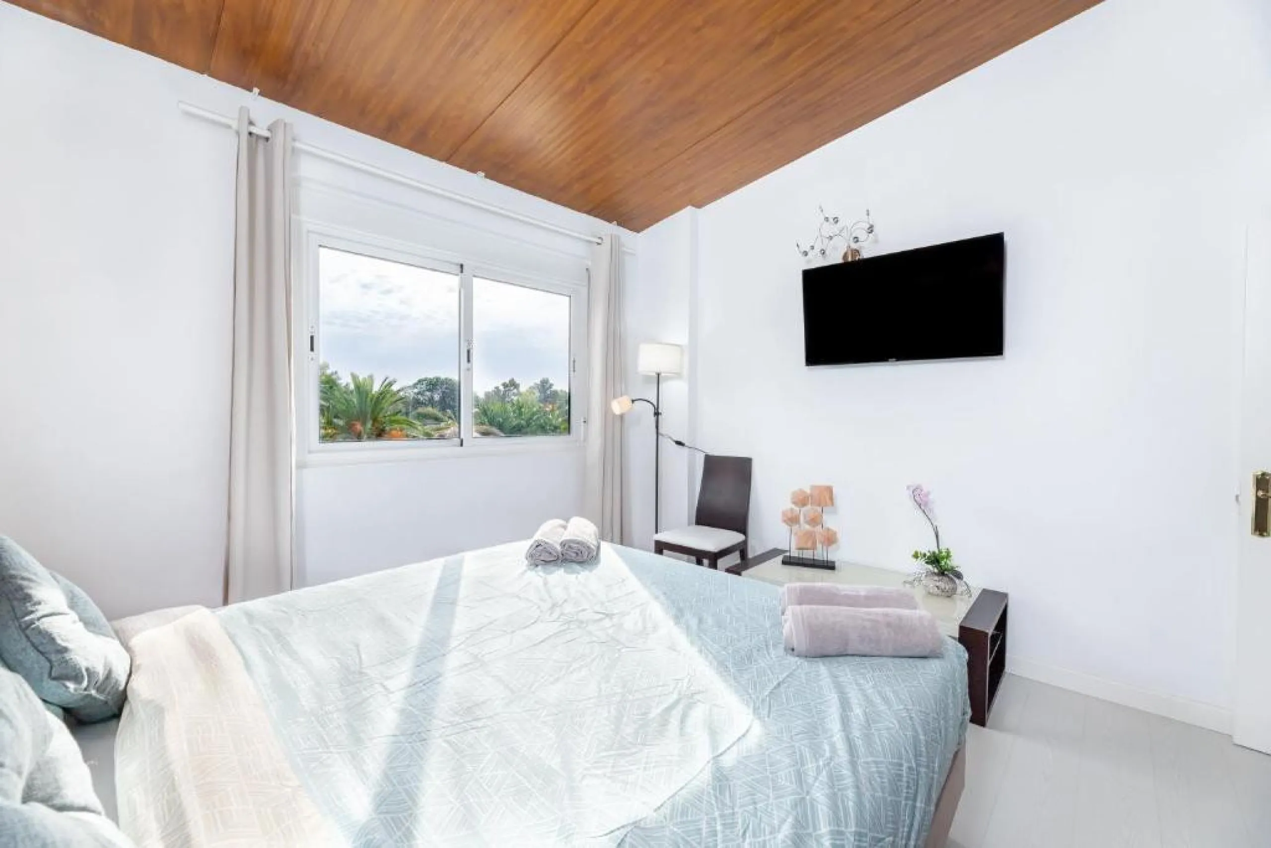 We present this fantastic, newly renovated house located in Los Naranjos, Marbella, next to Puerto Banús. It boasts an excellent location, just a few minutes' drive from the beach or the center of Marbella.