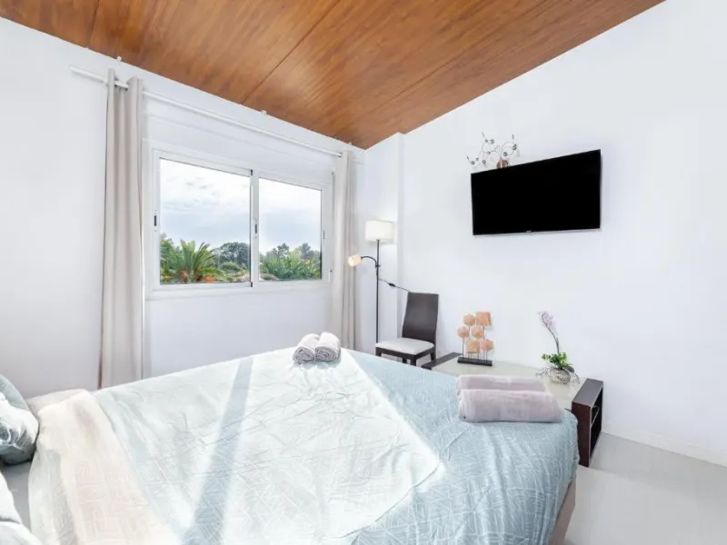 We present this fantastic, newly renovated house located in Los Naranjos, Marbella, next to Puerto Banús. It boasts an excellent location, just a few minutes' drive from the beach or the center of Marbella.