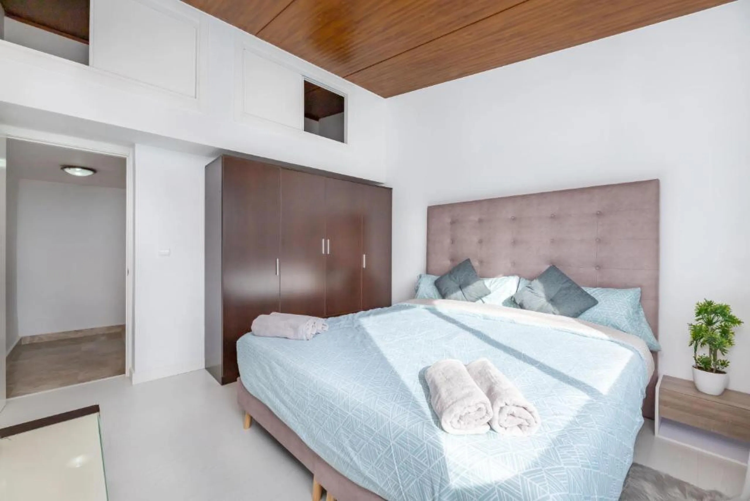 We present this fantastic, newly renovated house located in Los Naranjos, Marbella, next to Puerto Banús. It boasts an excellent location, just a few minutes' drive from the beach or the center of Marbella.