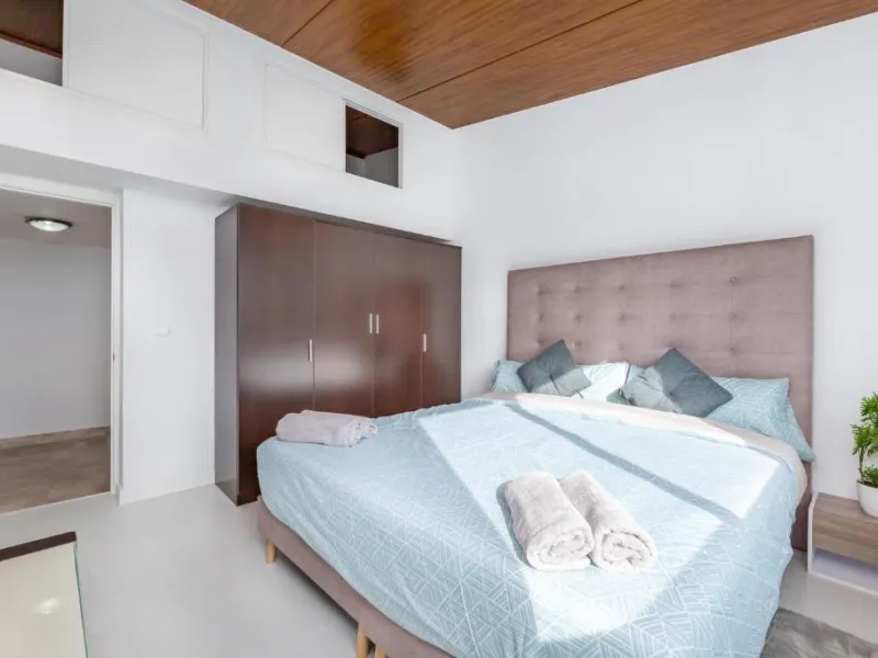 We present this fantastic, newly renovated house located in Los Naranjos, Marbella, next to Puerto Banús. It boasts an excellent location, just a few minutes' drive from the beach or the center of Marbella.