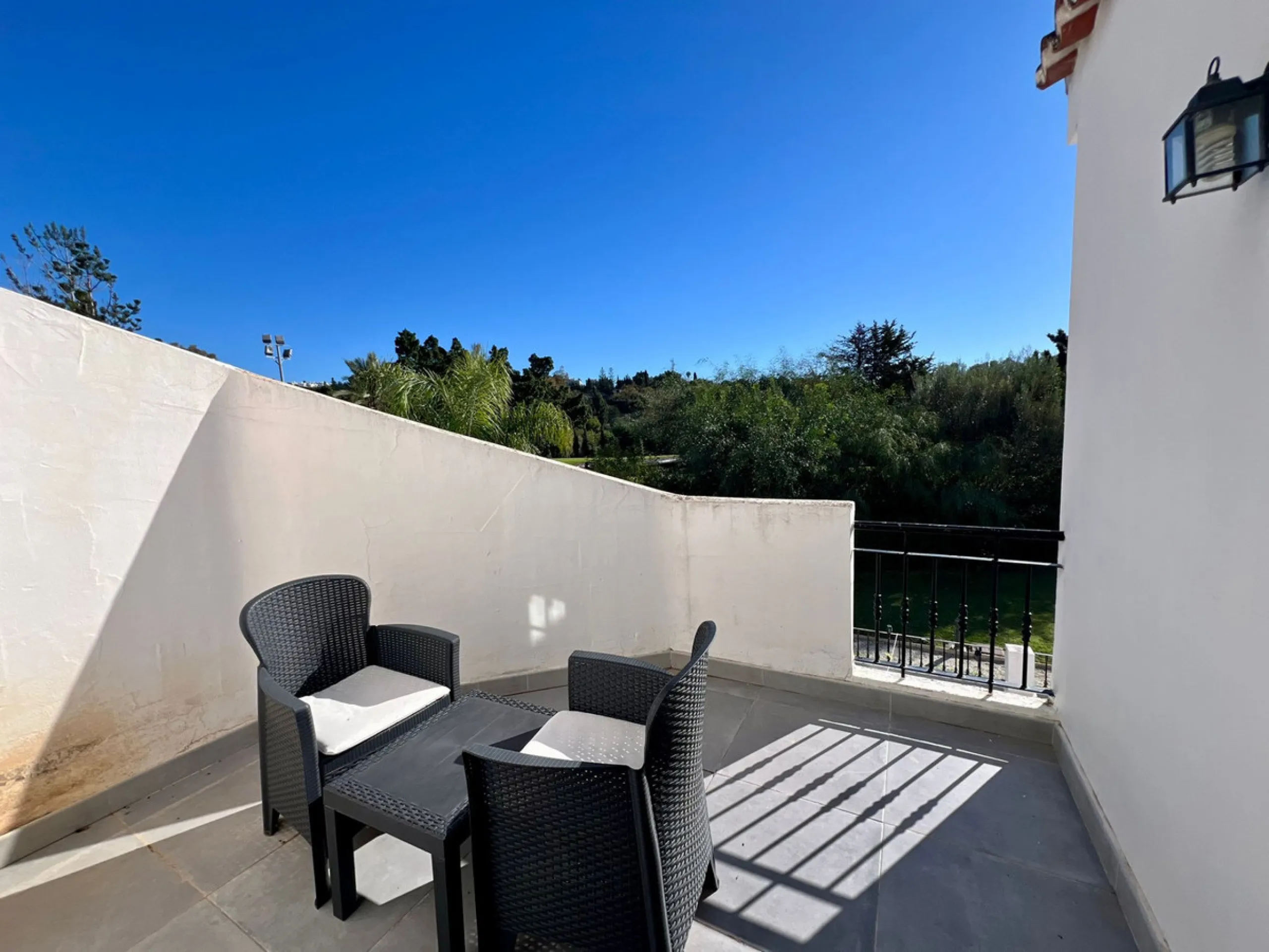 We present this fantastic, newly renovated house located in Los Naranjos, Marbella, next to Puerto Banús. It boasts an excellent location, just a few minutes' drive from the beach or the center of Marbella.