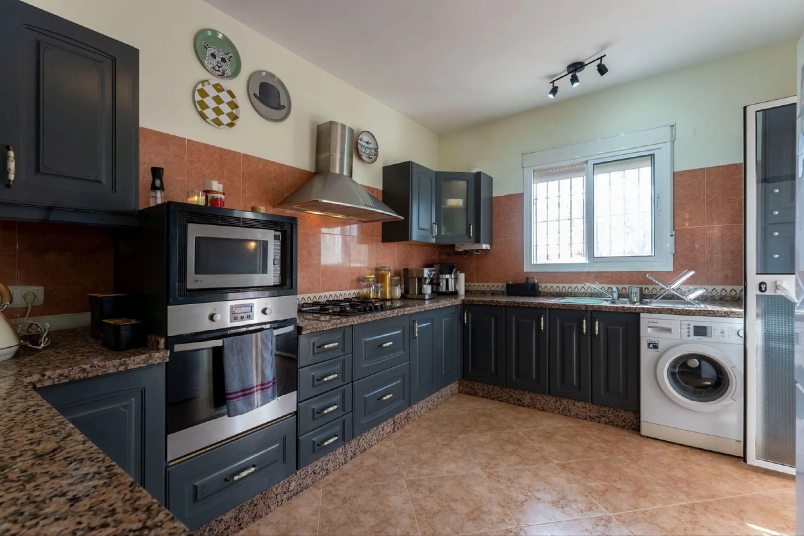 House - Finca - Cortijo в продаже в Casarabonela, Málaga. В доме 3 спален и 2 ванных комнат. Площадь дома 142 м². Площадь участка 6000 м²