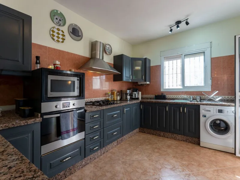 House - Finca - Cortijo в продаже в Casarabonela, Málaga. В доме 3 спален и 2 ванных комнат. Площадь дома 142 м². Площадь участка 6000 м²