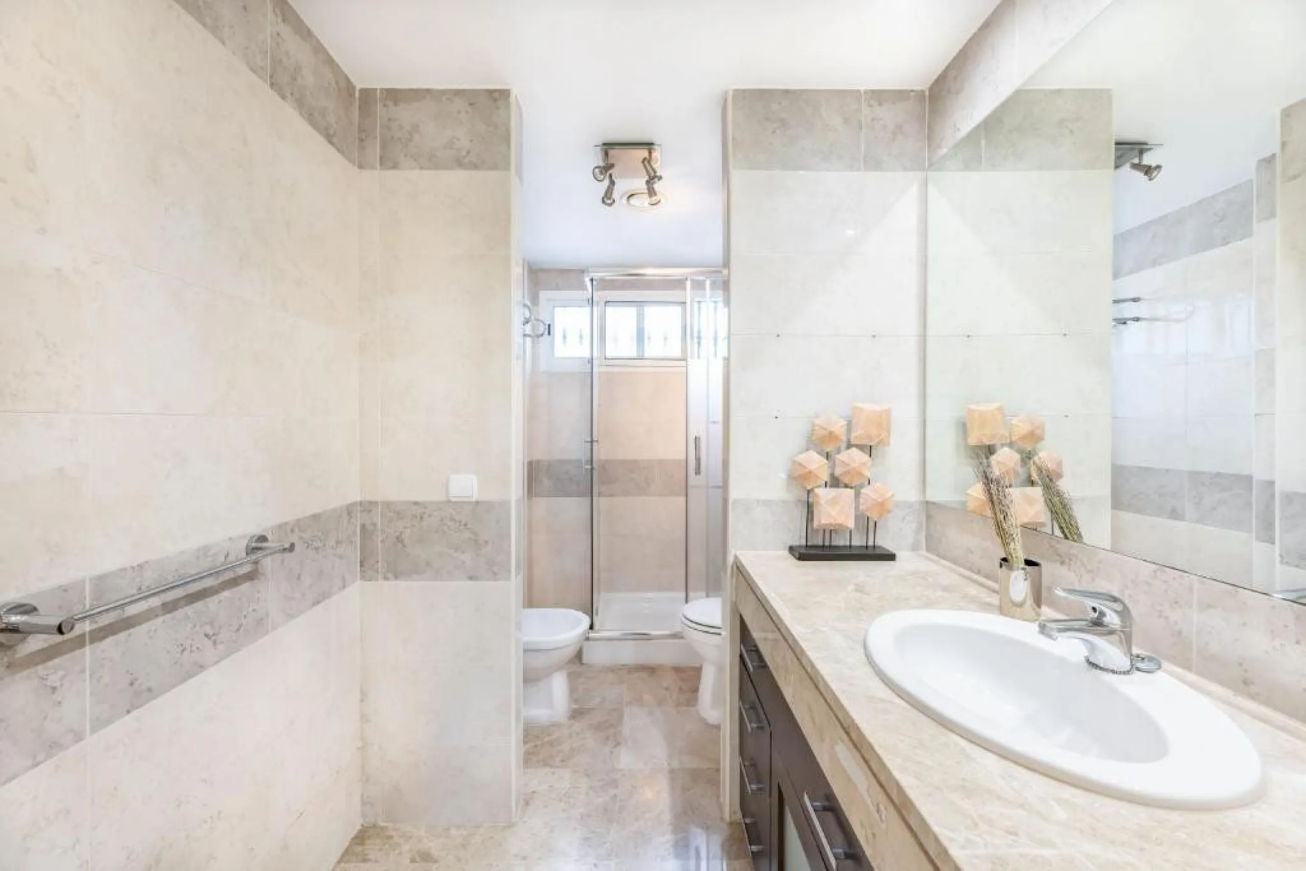 We present this fantastic, newly renovated house located in Los Naranjos, Marbella, next to Puerto Banús. It boasts an excellent location, just a few minutes' drive from the beach or the center of Marbella.