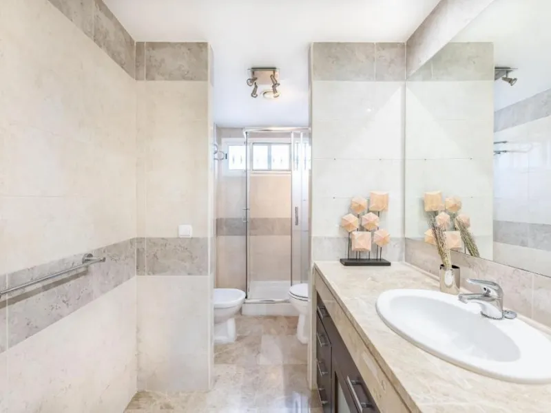We present this fantastic, newly renovated house located in Los Naranjos, Marbella, next to Puerto Banús. It boasts an excellent location, just a few minutes' drive from the beach or the center of Marbella.