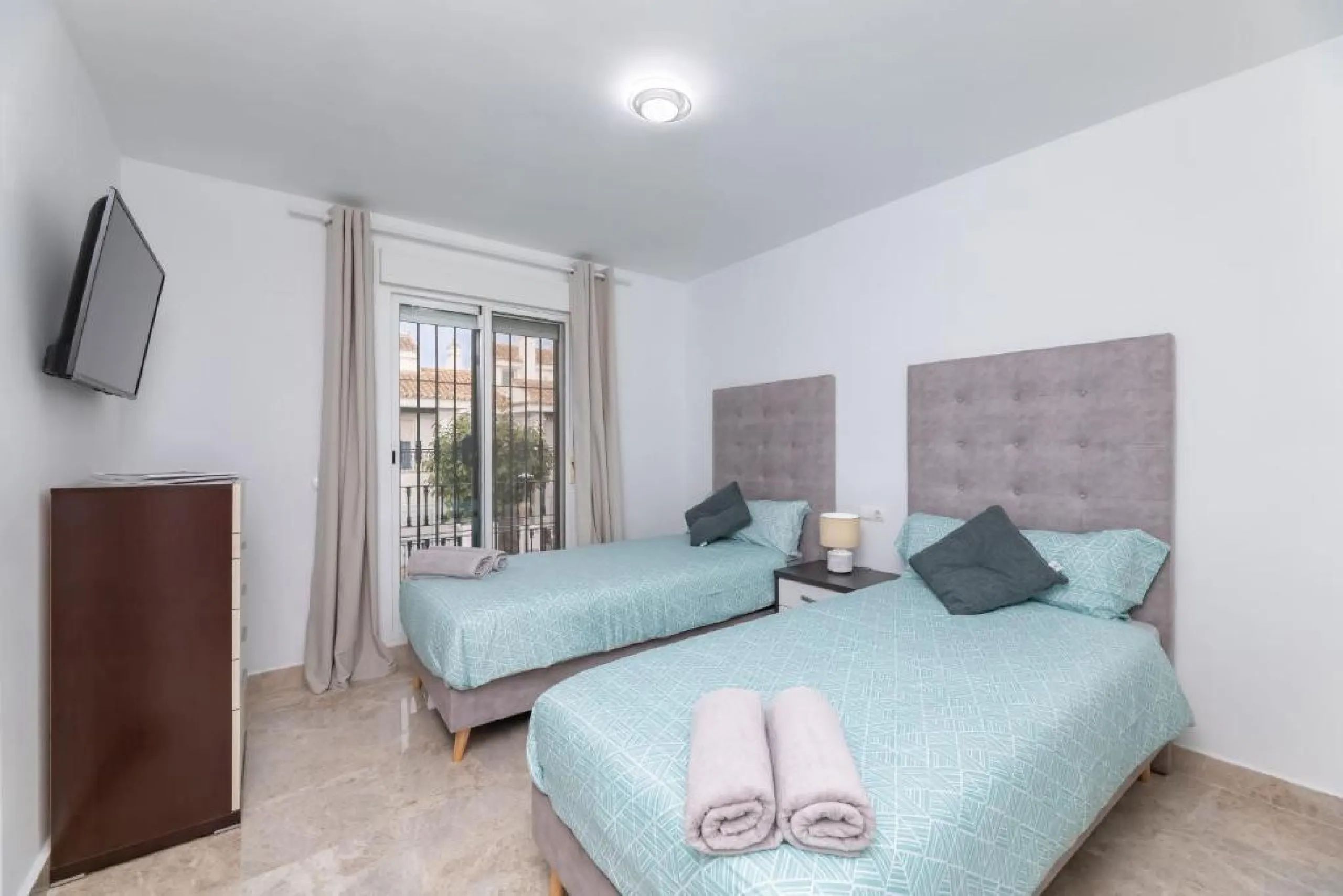 We present this fantastic, newly renovated house located in Los Naranjos, Marbella, next to Puerto Banús. It boasts an excellent location, just a few minutes' drive from the beach or the center of Marbella.