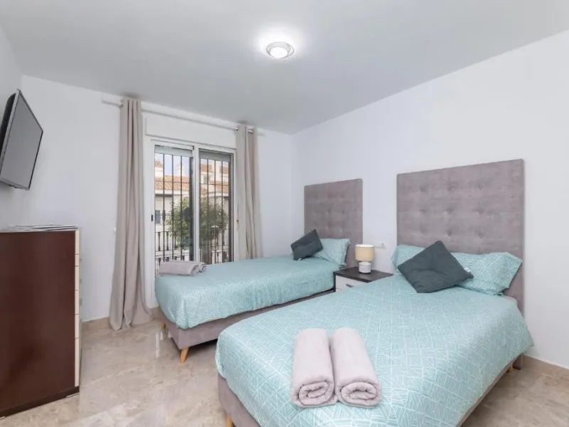 We present this fantastic, newly renovated house located in Los Naranjos, Marbella, next to Puerto Banús. It boasts an excellent location, just a few minutes' drive from the beach or the center of Marbella.