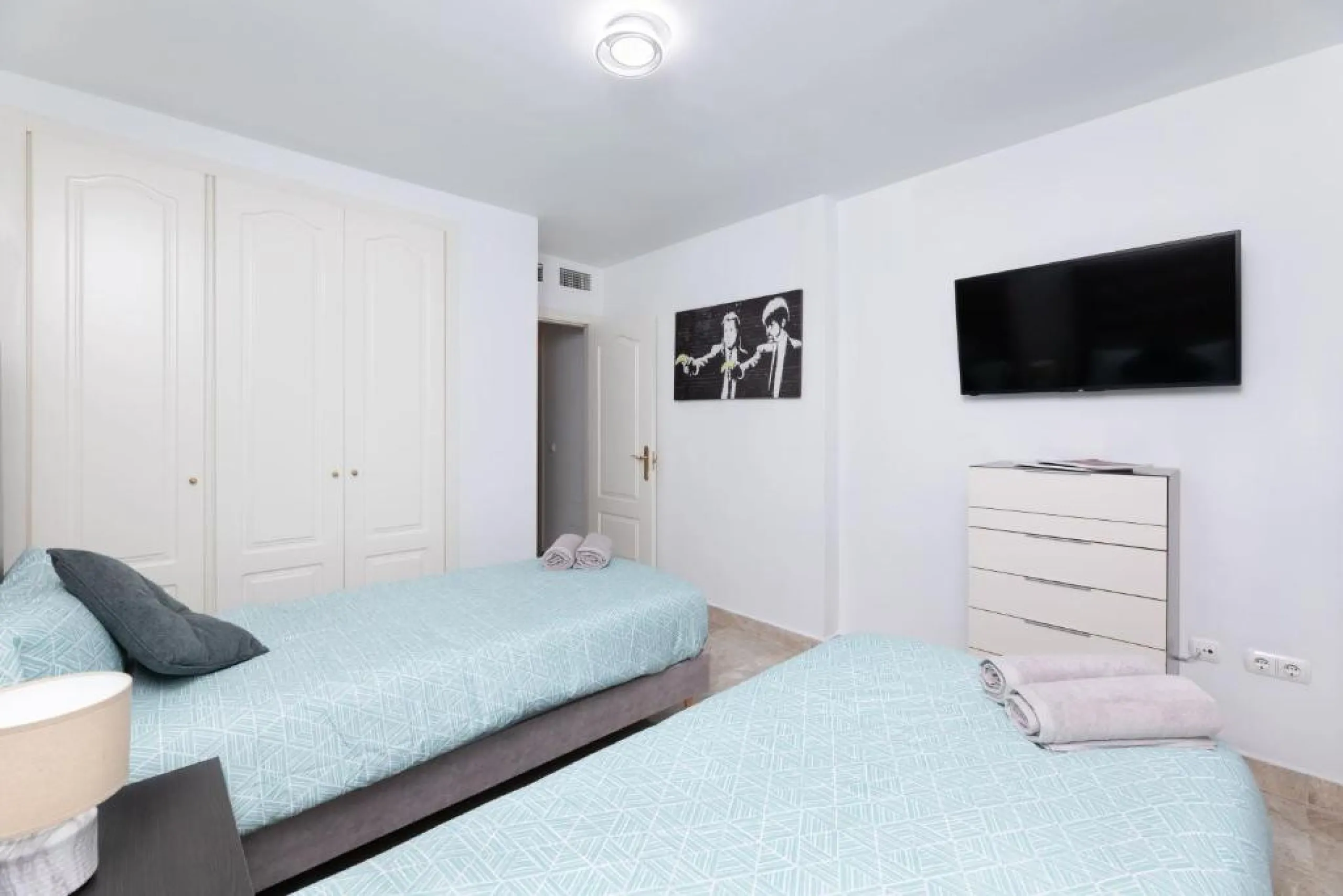 We present this fantastic, newly renovated house located in Los Naranjos, Marbella, next to Puerto Banús. It boasts an excellent location, just a few minutes' drive from the beach or the center of Marbella.