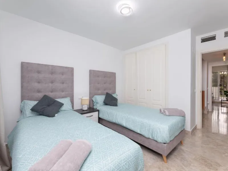 We present this fantastic, newly renovated house located in Los Naranjos, Marbella, next to Puerto Banús. It boasts an excellent location, just a few minutes' drive from the beach or the center of Marbella.