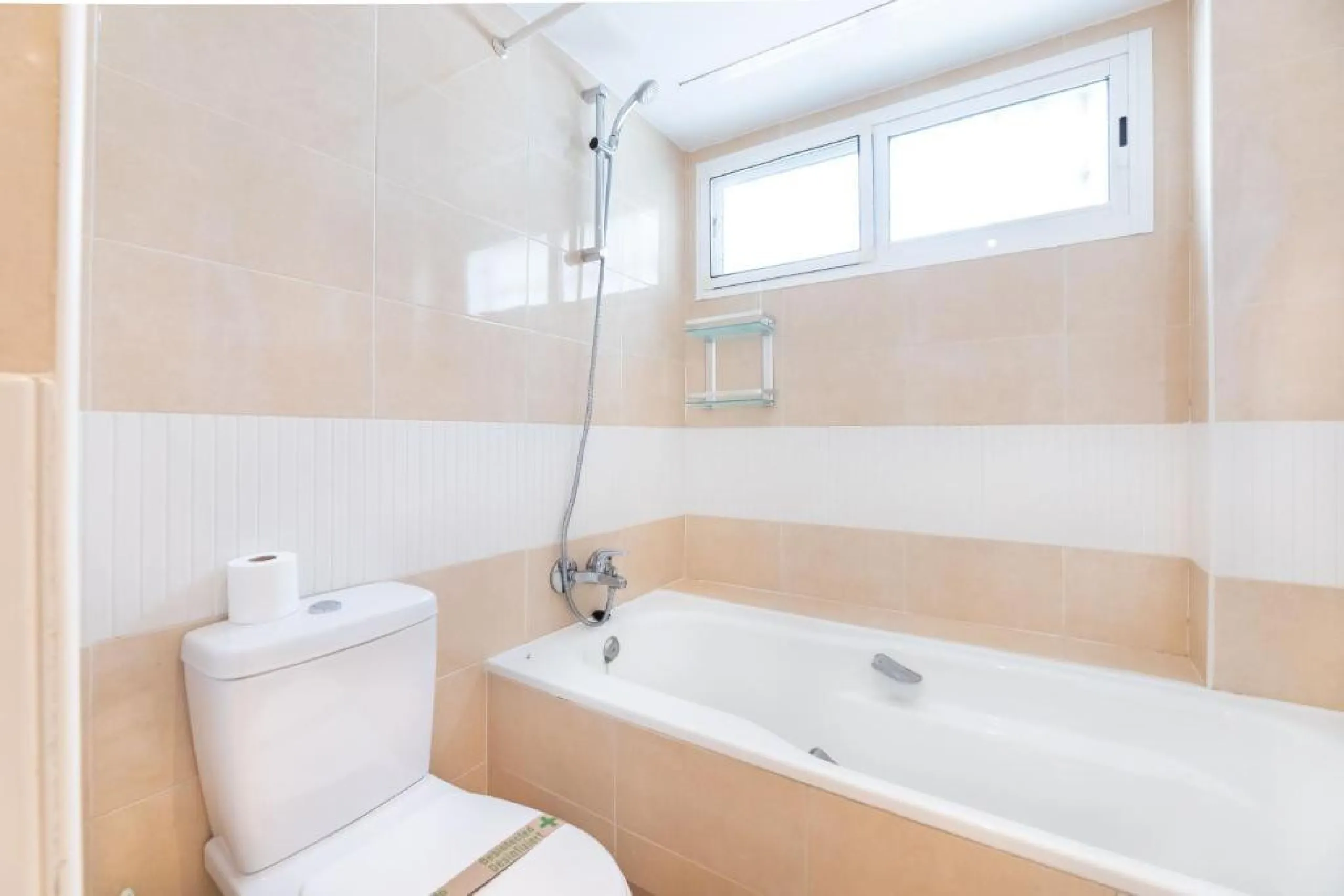 We present this fantastic, newly renovated house located in Los Naranjos, Marbella, next to Puerto Banús. It boasts an excellent location, just a few minutes' drive from the beach or the center of Marbella.
