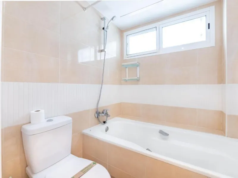We present this fantastic, newly renovated house located in Los Naranjos, Marbella, next to Puerto Banús. It boasts an excellent location, just a few minutes' drive from the beach or the center of Marbella.