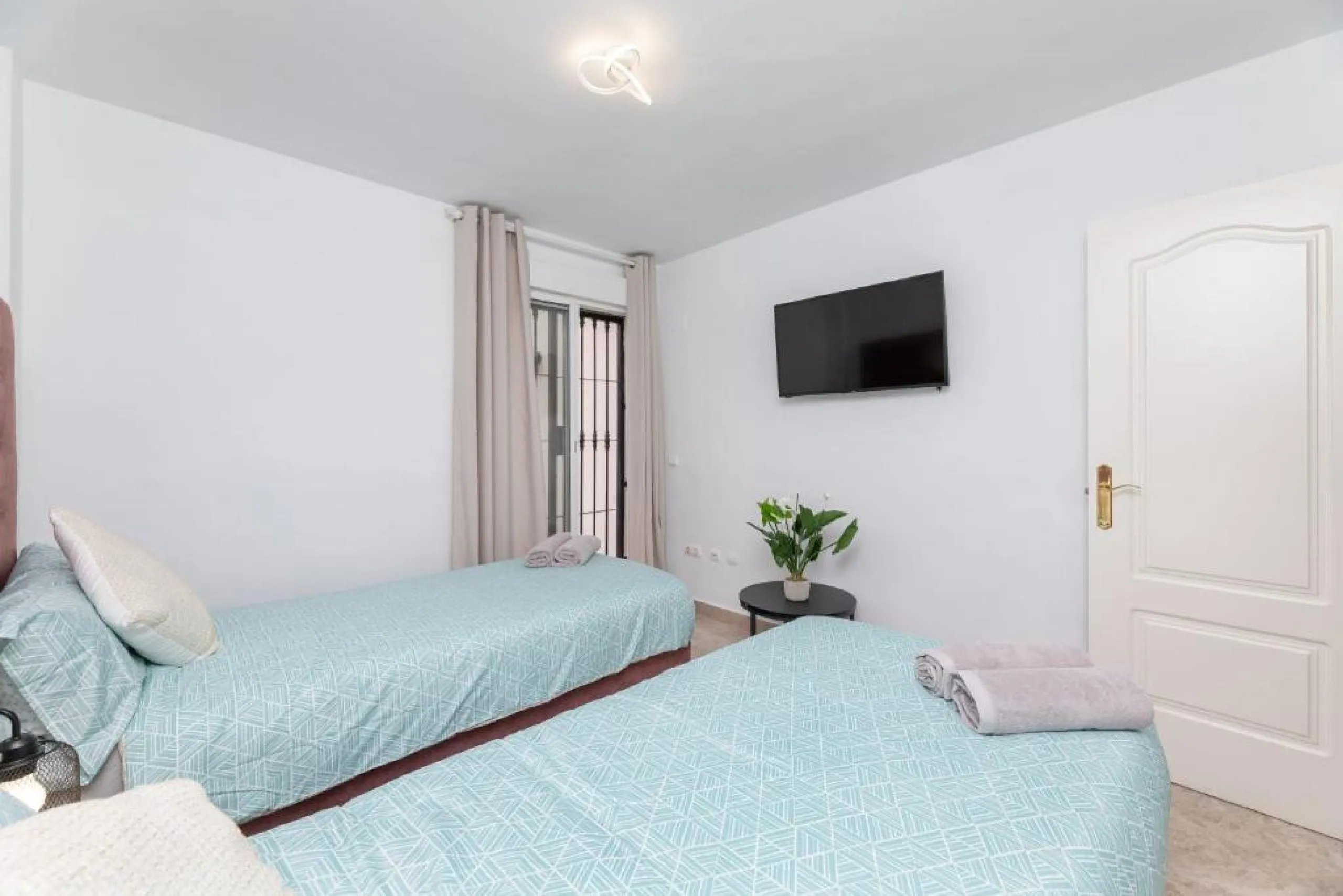 We present this fantastic, newly renovated house located in Los Naranjos, Marbella, next to Puerto Banús. It boasts an excellent location, just a few minutes' drive from the beach or the center of Marbella.