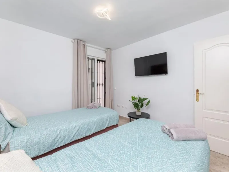 We present this fantastic, newly renovated house located in Los Naranjos, Marbella, next to Puerto Banús. It boasts an excellent location, just a few minutes' drive from the beach or the center of Marbella.