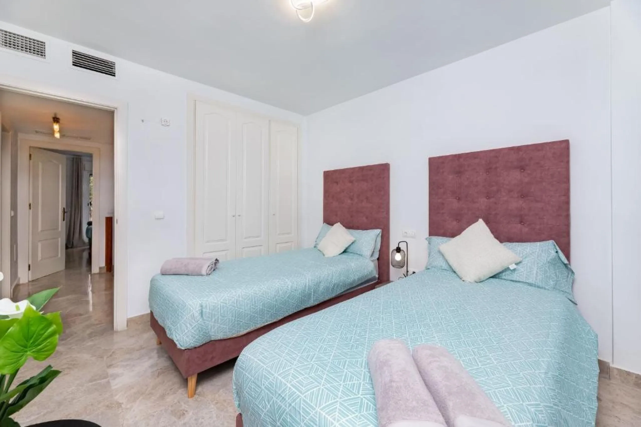 We present this fantastic, newly renovated house located in Los Naranjos, Marbella, next to Puerto Banús. It boasts an excellent location, just a few minutes' drive from the beach or the center of Marbella.