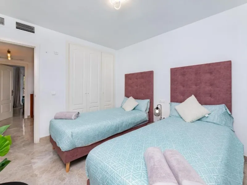 We present this fantastic, newly renovated house located in Los Naranjos, Marbella, next to Puerto Banús. It boasts an excellent location, just a few minutes' drive from the beach or the center of Marbella.