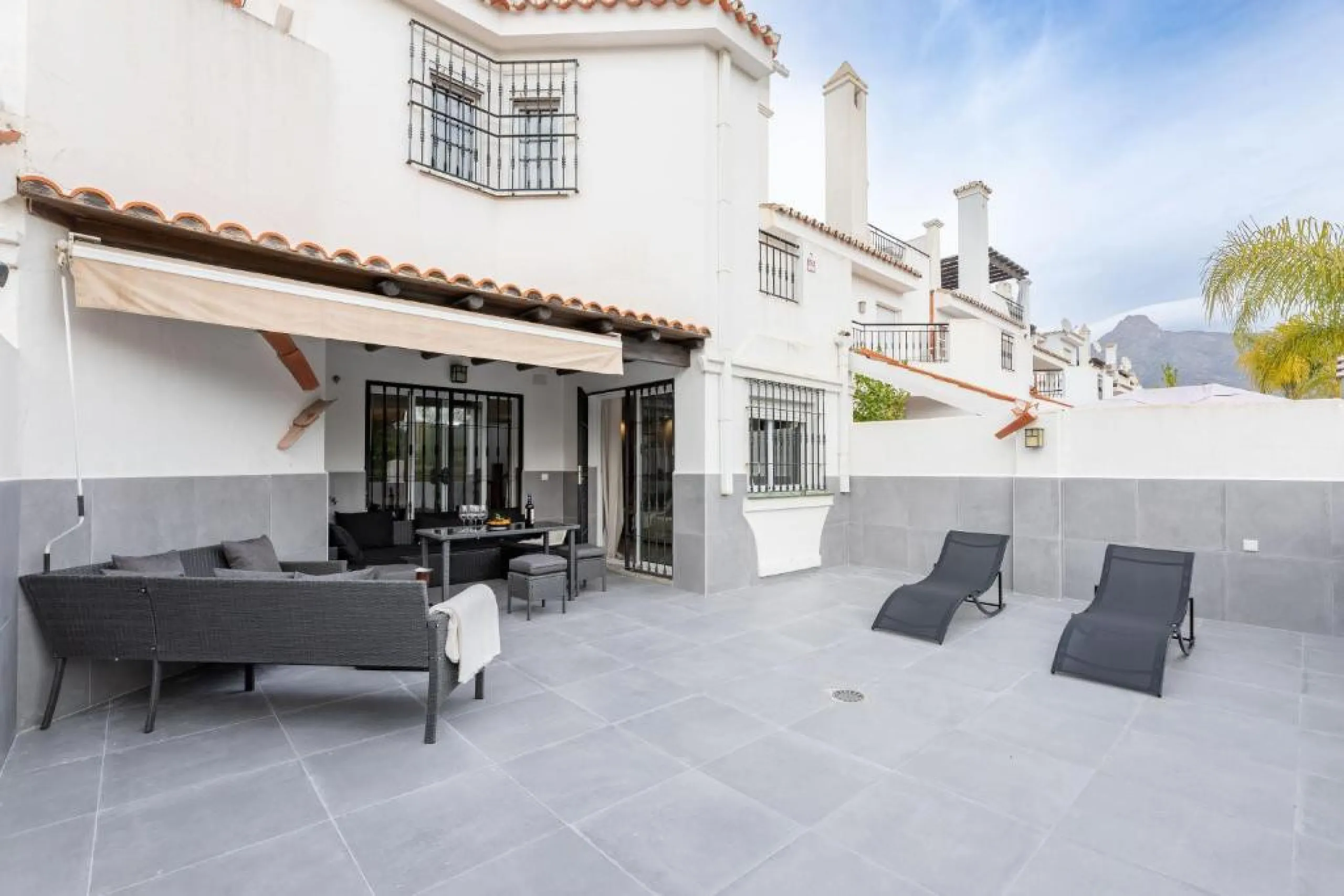 We present this fantastic, newly renovated house located in Los Naranjos, Marbella, next to Puerto Banús. It boasts an excellent location, just a few minutes' drive from the beach or the center of Marbella.