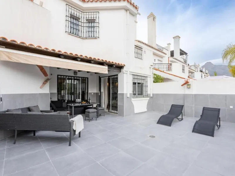 We present this fantastic, newly renovated house located in Los Naranjos, Marbella, next to Puerto Banús. It boasts an excellent location, just a few minutes' drive from the beach or the center of Marbella.
