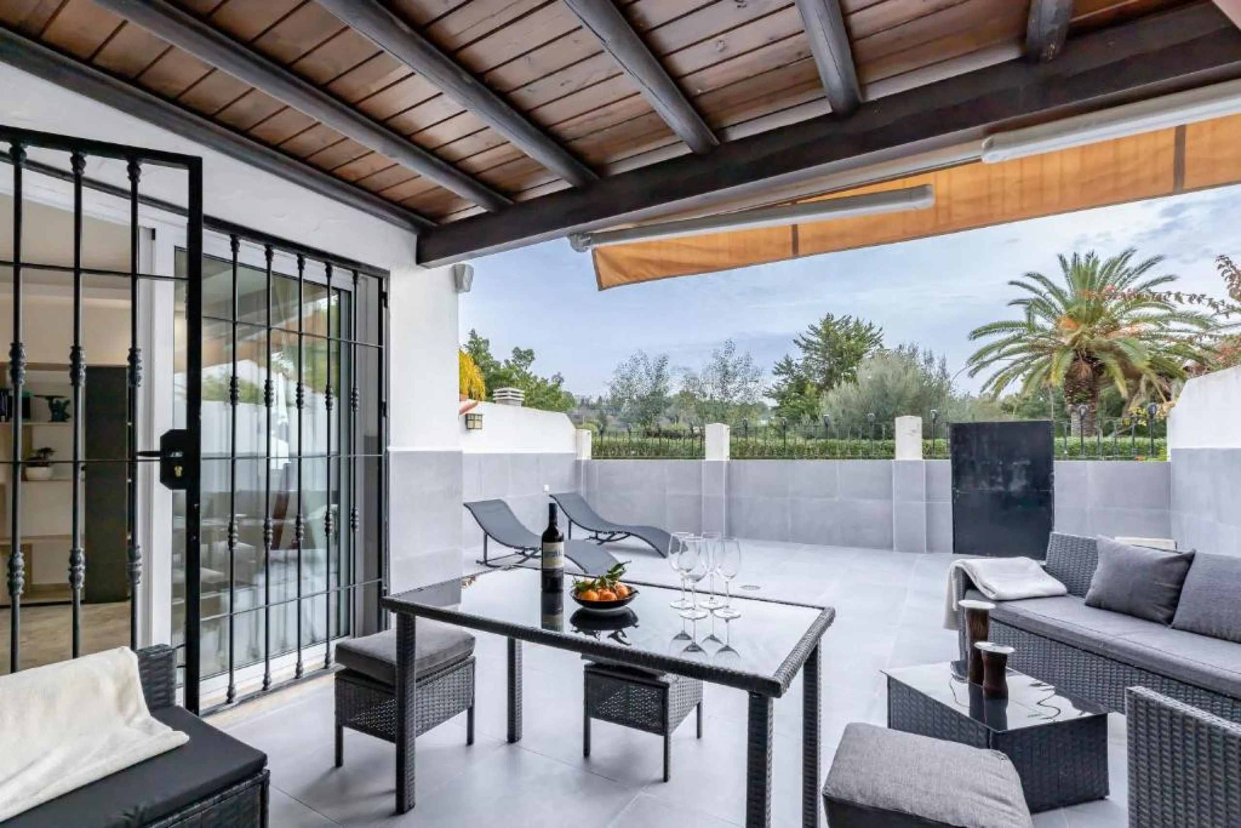 We present this fantastic, newly renovated house located in Los Naranjos, Marbella, next to Puerto Banús. It boasts an excellent location, just a few minutes' drive from the beach or the center of Marbella.