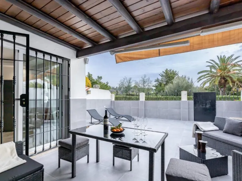 We present this fantastic, newly renovated house located in Los Naranjos, Marbella, next to Puerto Banús. It boasts an excellent location, just a few minutes' drive from the beach or the center of Marbella.