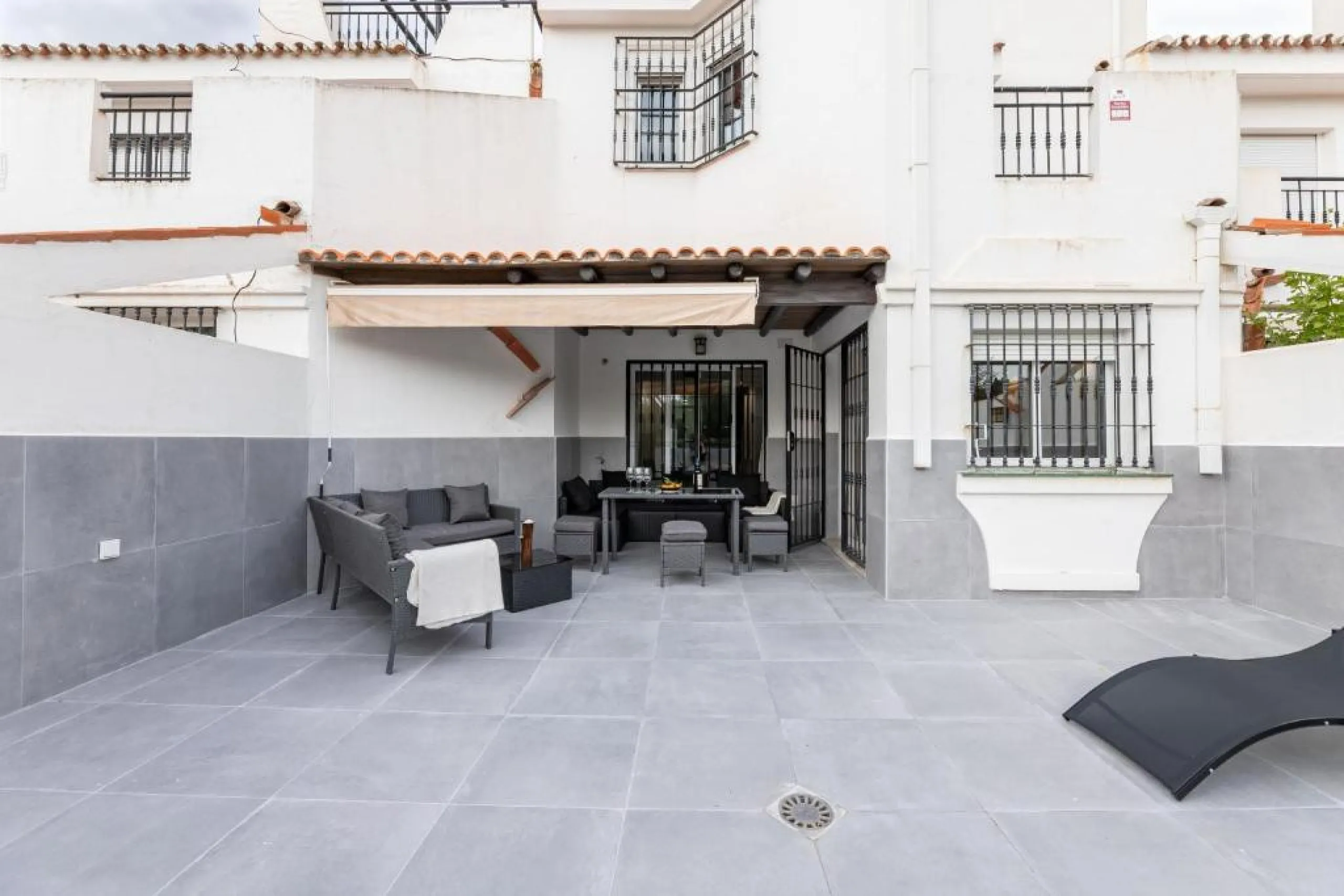 We present this fantastic, newly renovated house located in Los Naranjos, Marbella, next to Puerto Banús. It boasts an excellent location, just a few minutes' drive from the beach or the center of Marbella.