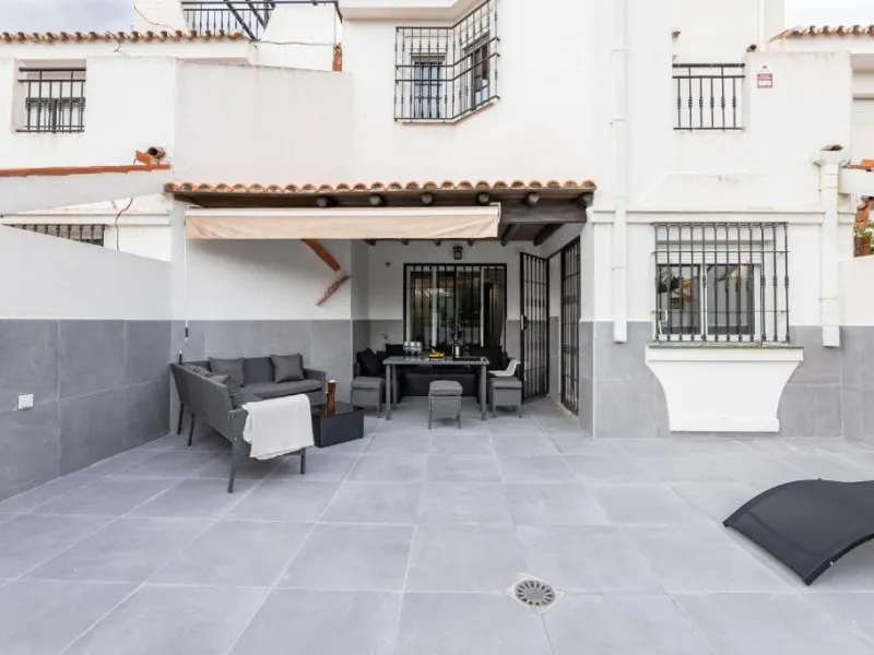 We present this fantastic, newly renovated house located in Los Naranjos, Marbella, next to Puerto Banús. It boasts an excellent location, just a few minutes' drive from the beach or the center of Marbella.