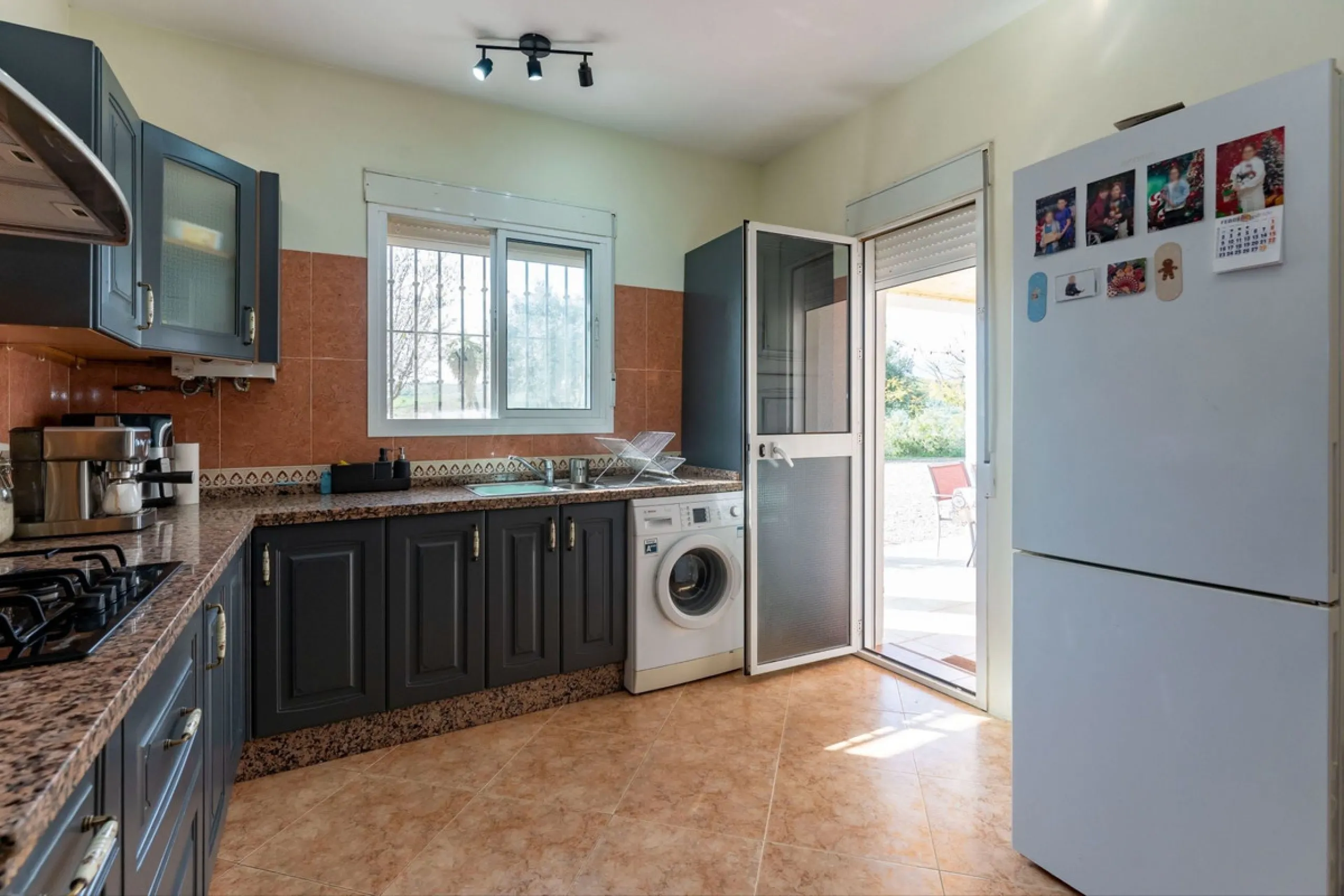 House - Finca - Cortijo в продаже в Casarabonela, Málaga. В доме 3 спален и 2 ванных комнат. Площадь дома 142 м². Площадь участка 6000 м²