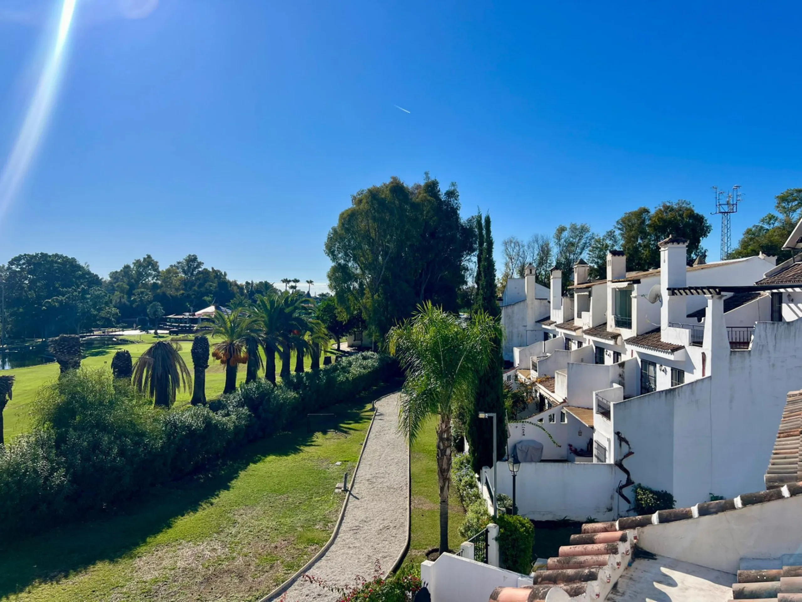 We present this fantastic, newly renovated house located in Los Naranjos, Marbella, next to Puerto Banús. It boasts an excellent location, just a few minutes' drive from the beach or the center of Marbella.