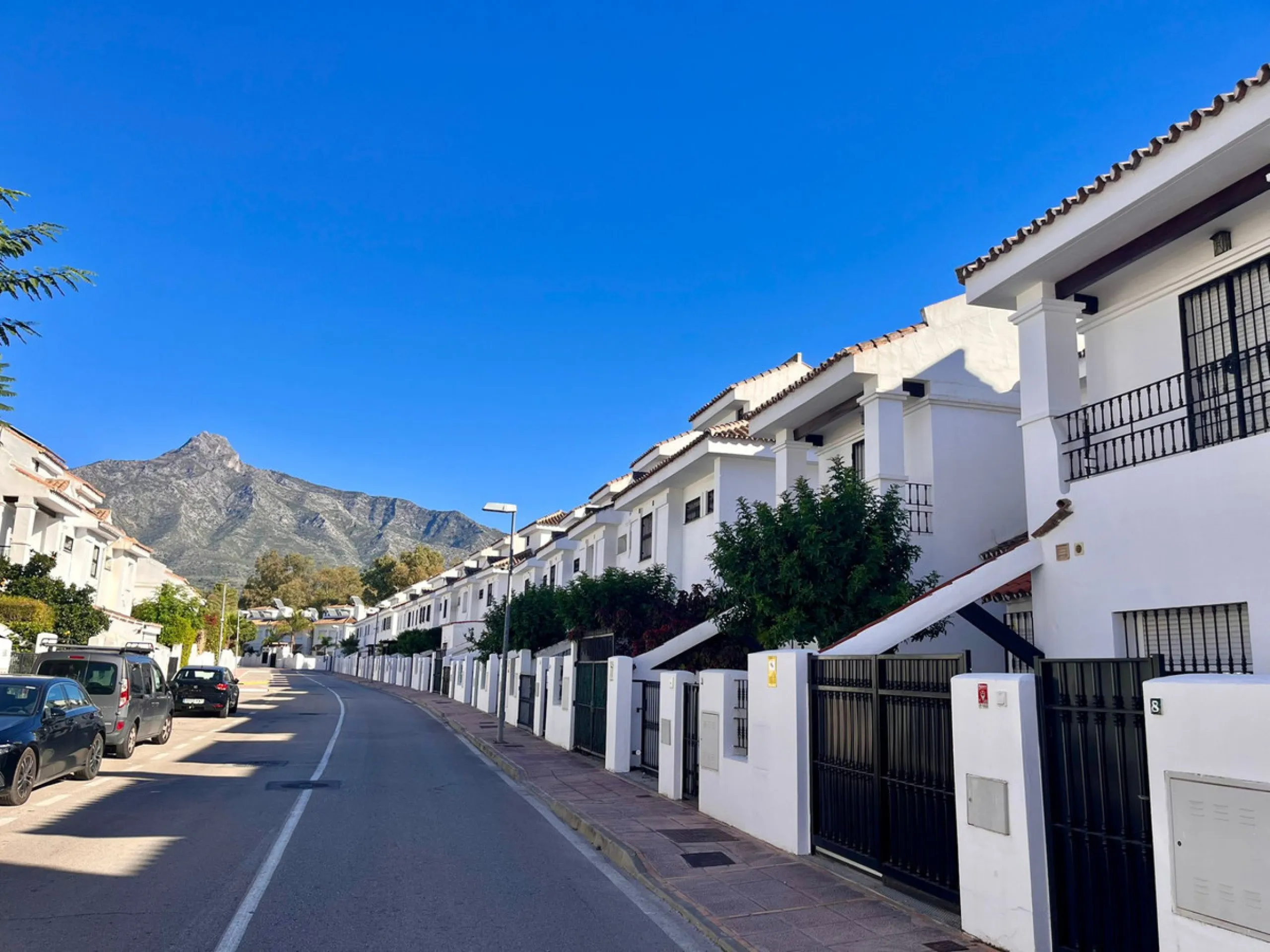 We present this fantastic, newly renovated house located in Los Naranjos, Marbella, next to Puerto Banús. It boasts an excellent location, just a few minutes' drive from the beach or the center of Marbella.
