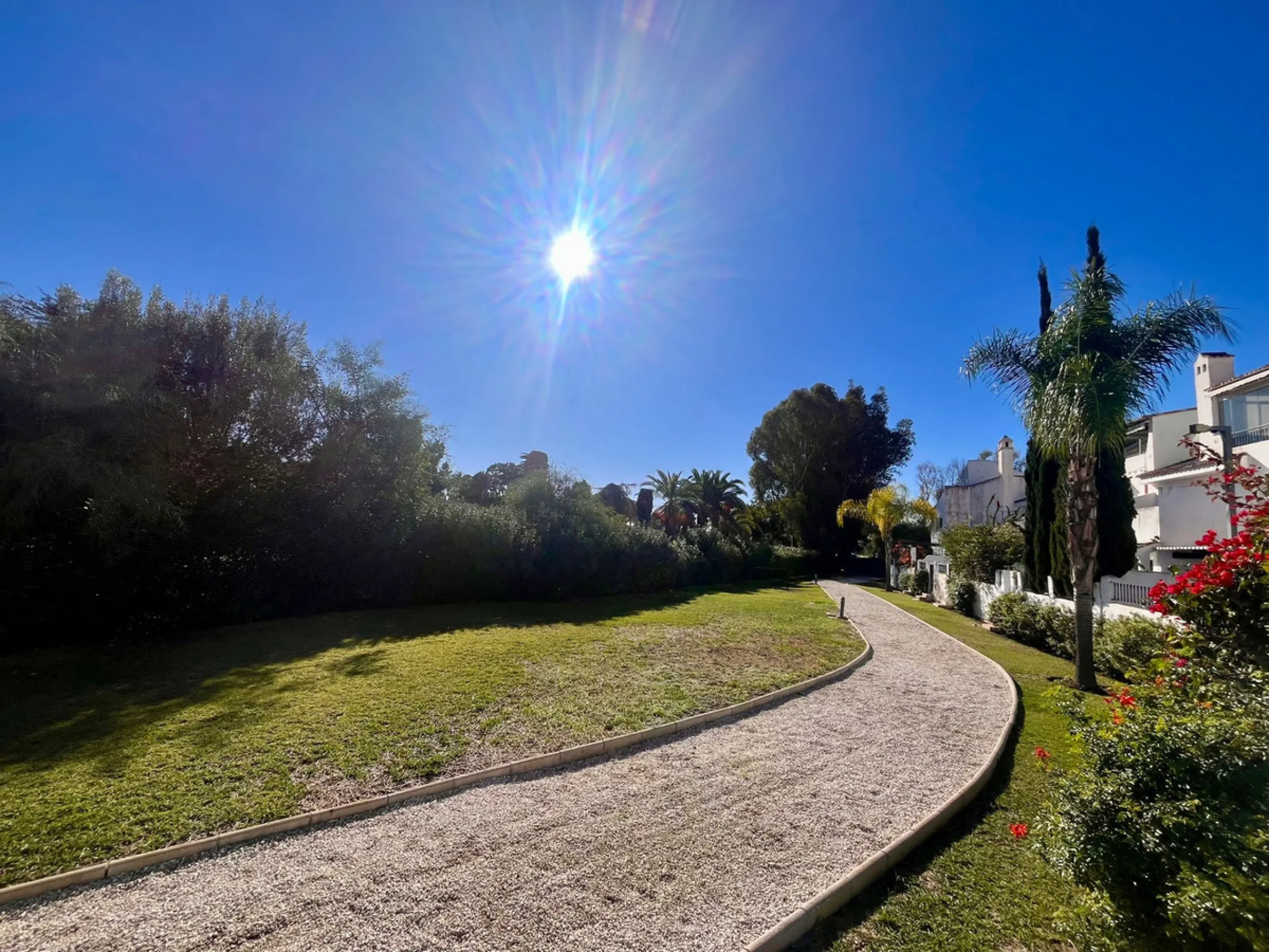 We present this fantastic, newly renovated house located in Los Naranjos, Marbella, next to Puerto Banús. It boasts an excellent location, just a few minutes' drive from the beach or the center of Marbella.